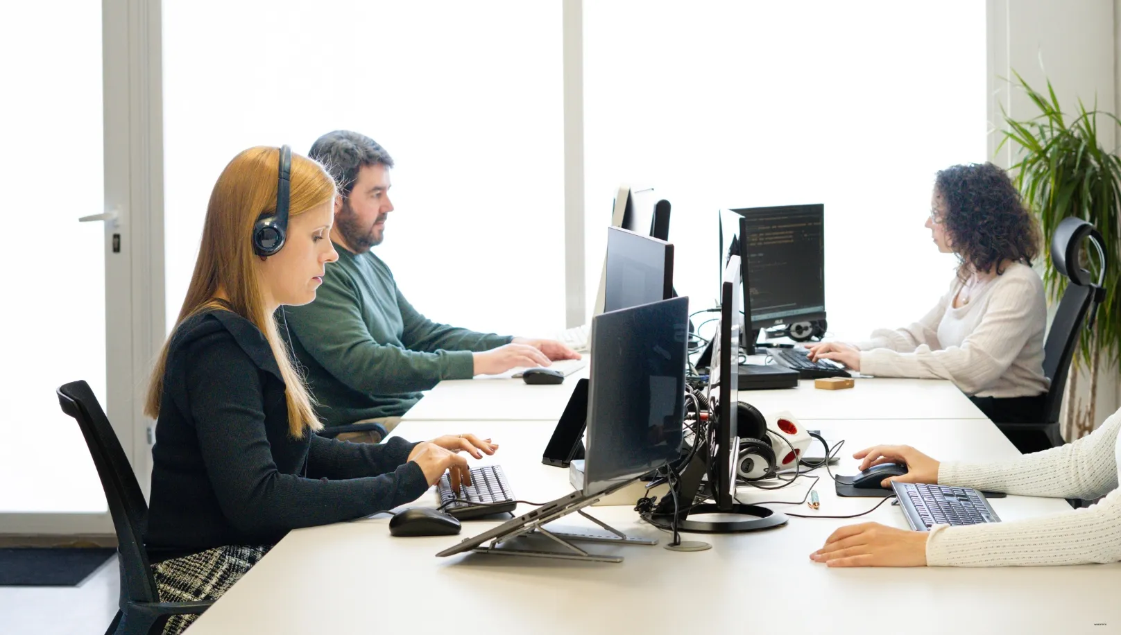 Equipo de Wecomm trabajando en publicidad y marketing digital